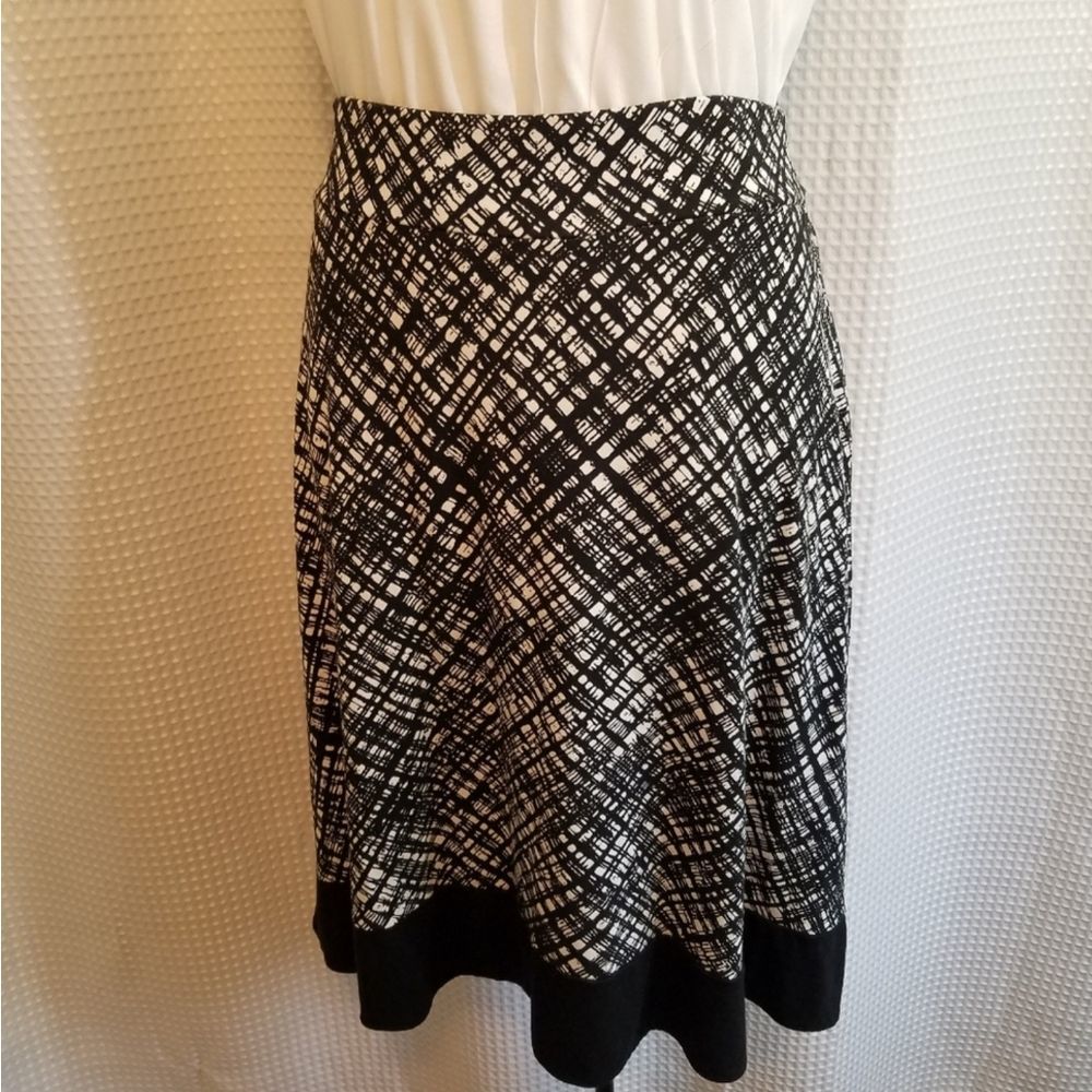 Ann Taylor LOFT A-line flowy black and white skirt